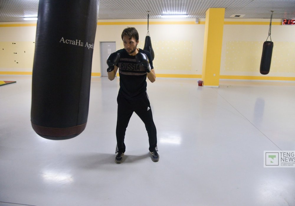 А это его друг Тимучин, он также приехал из Стамбула год назад. Бои казахстанских боксеров смотрит, но по именам всех пока не знает. Говорит, строительство EXPO в Астане занимает много времени.