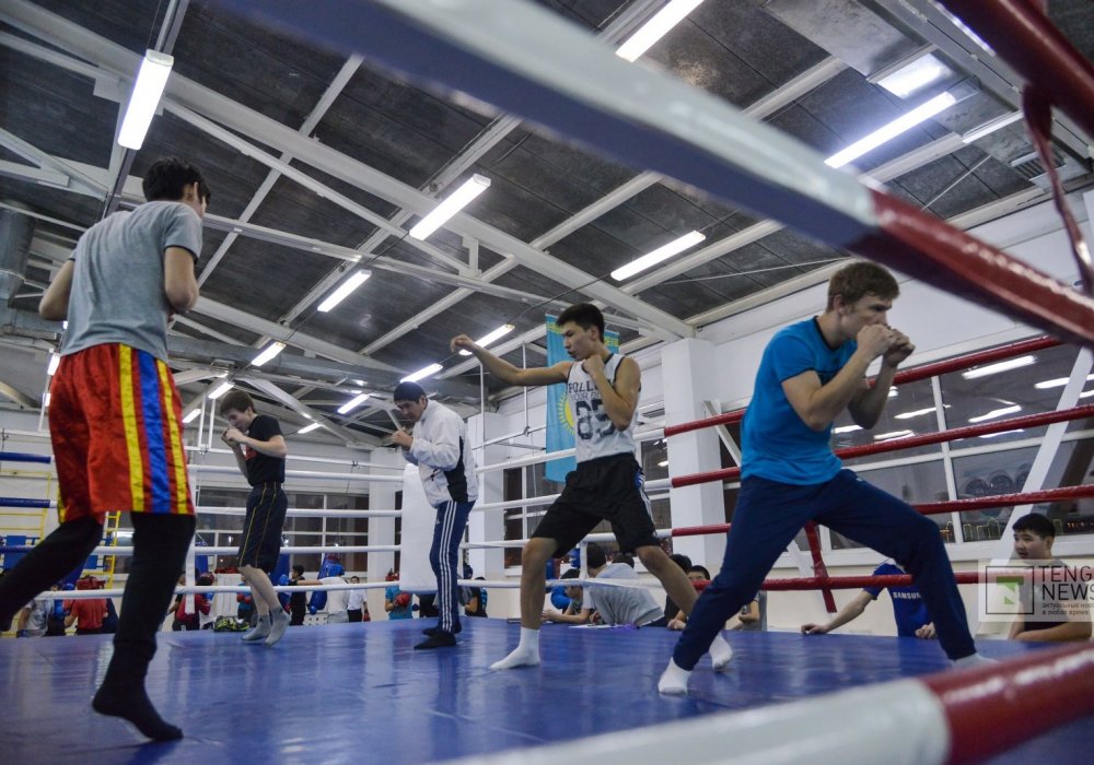 Их тренер Аскар Еркебаев отмечает, что тренировки после успешных боев Головкина в их школе проходят всегда очень результативно.