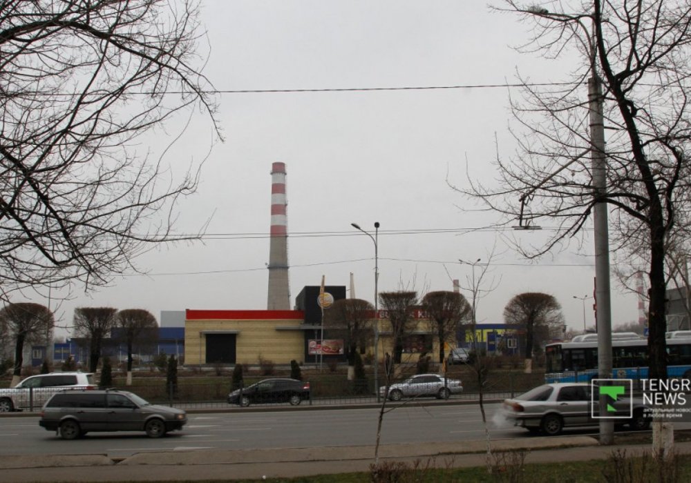 Белоснежный фильтр, установленный на перекрестке улиц Райымбека и Наурызбай батыра (данный участок города считается одним из самых грязных), за 20 минут становится грязно-серого цвета.