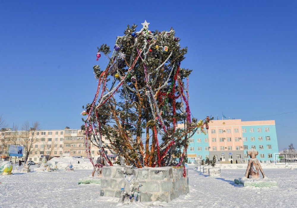 Дорога в Есиль лежит через Атбасар. Благодаря Интернету этот городок стал популярен из-за своей главной новогодней елки.