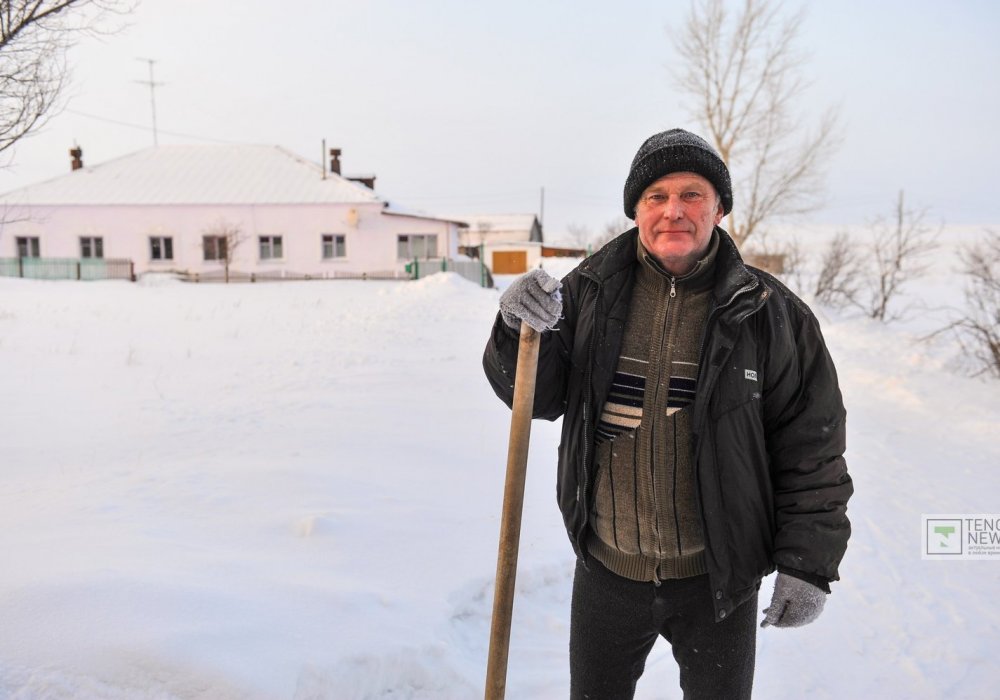 Не видит причин бросать свое честно нажитое имущество и вот этот мужчина. Геннадию Михайловичу Чабанову 59 лет, здесь он живет всю жизнь.