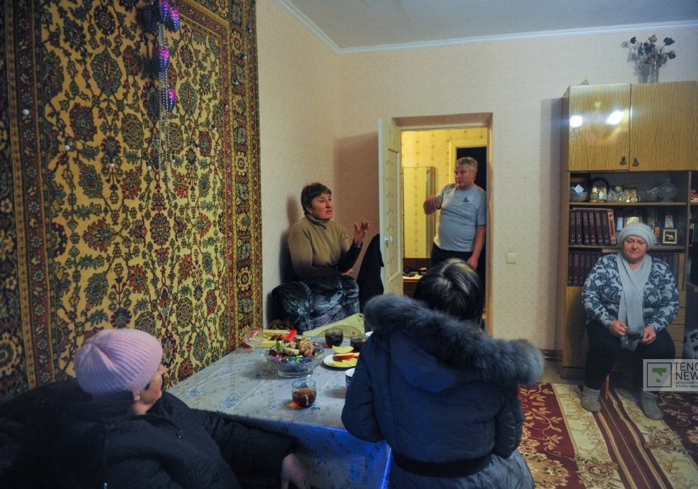 В доме нас уже ждут другие жители Красногорского. Соседи пришли, чтобы тоже сказать несколько слов журналистам.