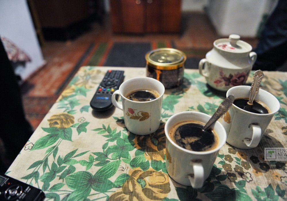 Угощая нас крепким кофе, Крюков советует переключить внимание с "сонной болезни" на другую, более важную, на его взгляд, проблему -"больную" воду.