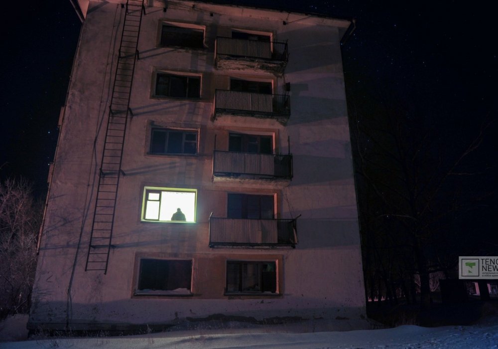 Лишь редко попадается свет в окнах в полузаброшенных пятиэтажках.