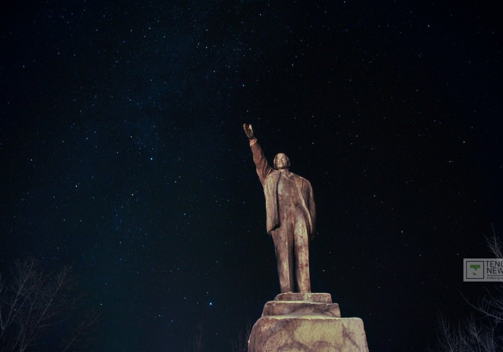 В Калачах наше внимание привлек памятник Ленину. Местные жители шутят, что он указывает на кладбище. Но уже покидая сонное село, мы поняли, что указывает Ленин на выезд из Калачей.