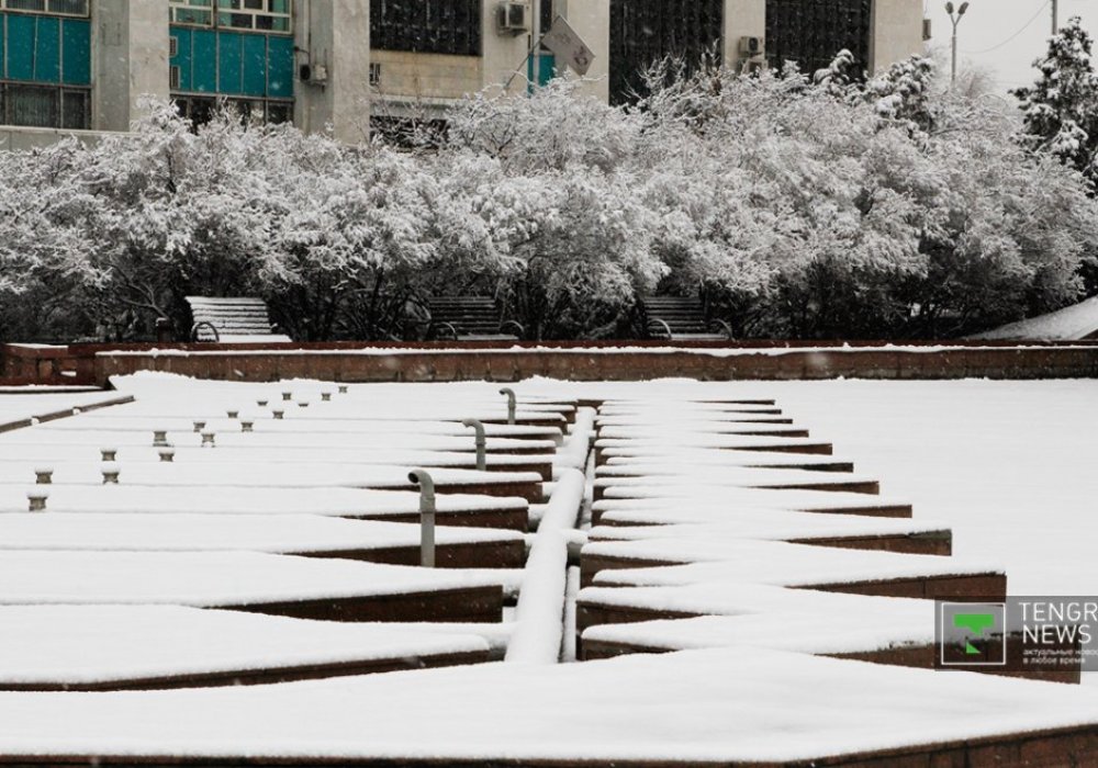 Засыпанные снегом фонтаны, как обычно, ждут, когда у школьников кончатся занятия.