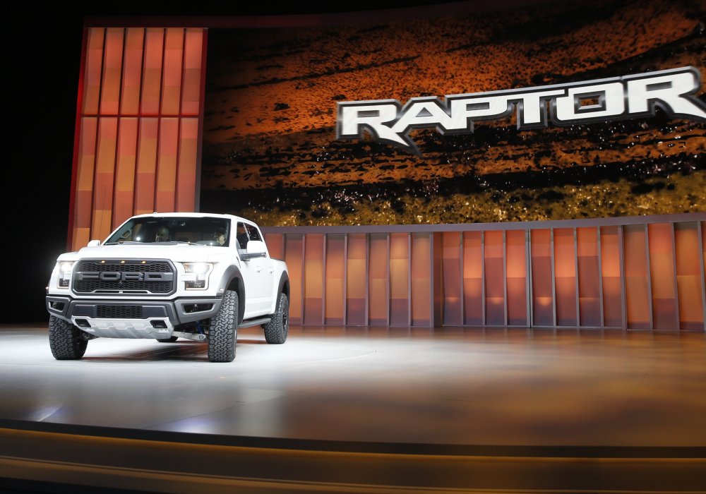 Одним из первых свою новинку презентовал Ford - новая модификация "горячего" внедорожного пикапа F-150 Raptor. 