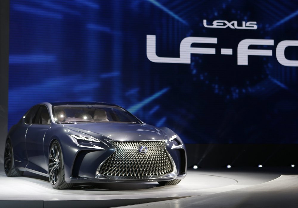 Вряд ли кто-то из автопроизводителей может сравниться в упорстве, с которым Toyota продвигает водородные транспортные средства. Одним из таких "автомобилей будущего" и является концепт Lexus LF-FC, продемонстрированный компанией на детройтском автошоу-2016. Прототип LF-FC - это первый в своем роде вариант роскошного автомобиля на топливных элементах не только для Lexus, но и вообще для класса в целом.