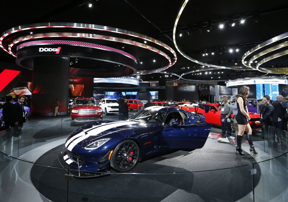 Dodge Viper ACR, оснащенный аэродинамическим комплектом обвеса, был представлен на детройтском автосалоне-2016. Под капотом автомобиля находится чудовищный 8,4-литровый атмосферный двигатель V10, который обеспечивает 645 лошадиных сил и 813 Нм крутящего момента, что является самым большим крутящим моментом среди всех атмосферных двигателей спорткаров в мире. Массивные карбоново-керамические тормоза используются наряду с полностью регулируемой подвеской.