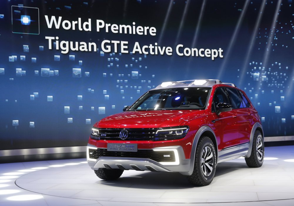 Гибридный концепт Volkswagen Tiguan GTE Active представили в Детройте. Помимо бензинового турбированного двигателя внутреннего сгорания мощностью 148 лошадиных сил, авто получит также два электромотора на обоих мостах. Автомобиль оснастят шестидиапазонной автоматической трансмиссией с двойным сцеплением.