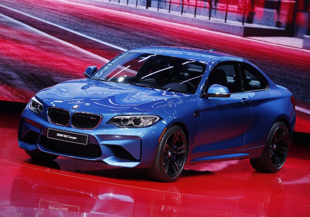 В Детройте состоялась мировая премьера BMW M2. Новый BMW оснащается  бензиновым турбированным  V6 мотором объемом три литра, мощностью 365 лошадиных сил и максимальным крутящим моментом 499 Нм.