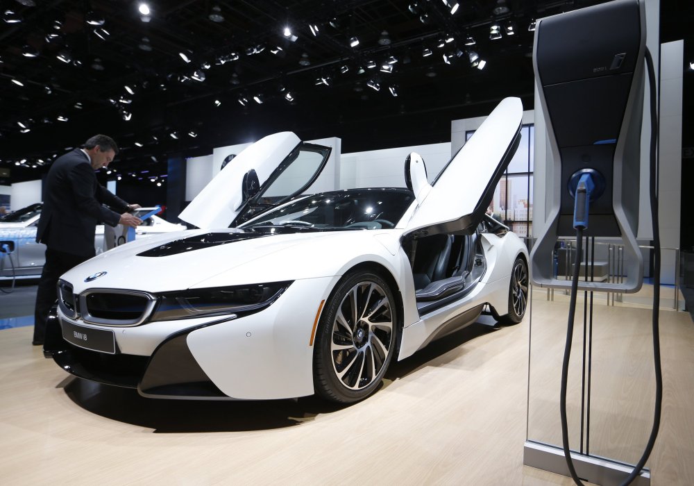 Компания BMW презентовала новый гибридный спорткар BMW i8.