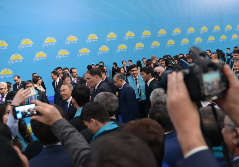 Поблагодарив всех их, Президент объяснил, что обновление списка кандидатов связано с несколькими причинами: достижение пенсионного возраста некоторых из них, желание "омолодить" депутатов и желание включить тех, кто нужен на данном этапе. "Нужны юристы, которые умеют и знают, как делать законы, нужны экономисты, которые понимают суть сегодняшних экономических проблем мира и Казахстана, нужны представители социальной сферы, которые бы знали, что все, что мы делаем, направлено на благо казахстанцев. Это главный критерий", - заявил он.