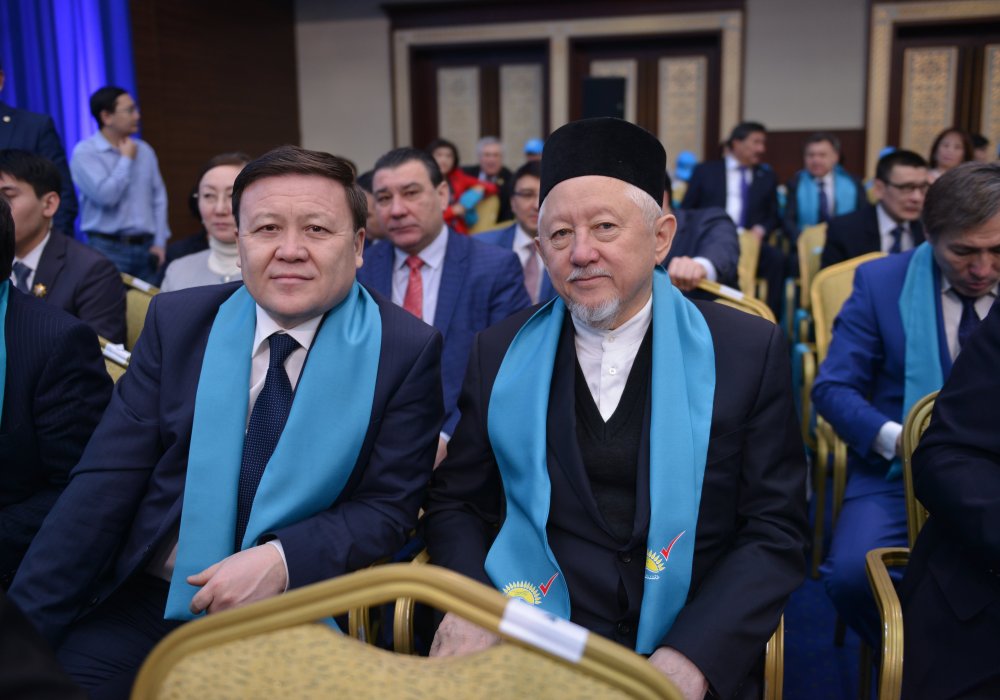 Среди обычных делегатов Съезда было тоже не мало известных в стране лиц. Вот, например, шарфик правящей партии примерил бывший Верховный муфтий Казахстана Абсаттар хаджи Дербисали. Впрочем в списке кандидатов его также нет.