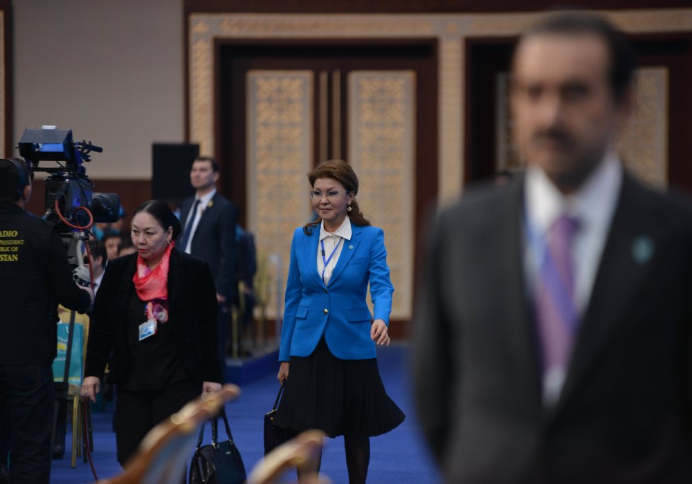 Дарига Назарбаева покинула нижнюю палату задолго до самороспуска. Она уже продолжительное время работает в правительстве. Сегодня ее вновь включили в список кандидатов в Мажилис.