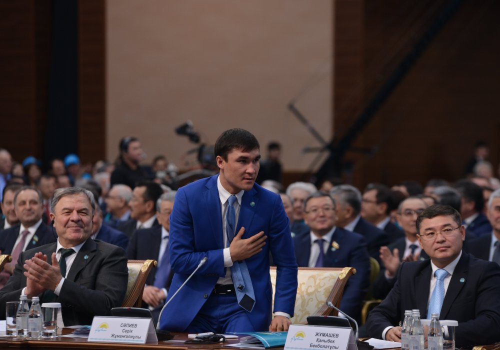 А вот еще один знаменитый казахтанский боксер Серик Сапиев. Он тоже потенциальный претендент на депутатское кресло в будущем составе Мажилиса.