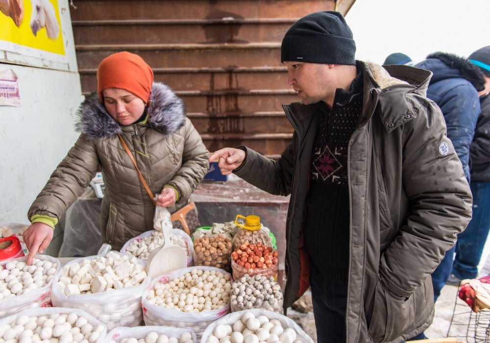 Помимо обычного курта, здесь продается курт с красным перцем и с душистыми травами. Фото Турар Казангапов©