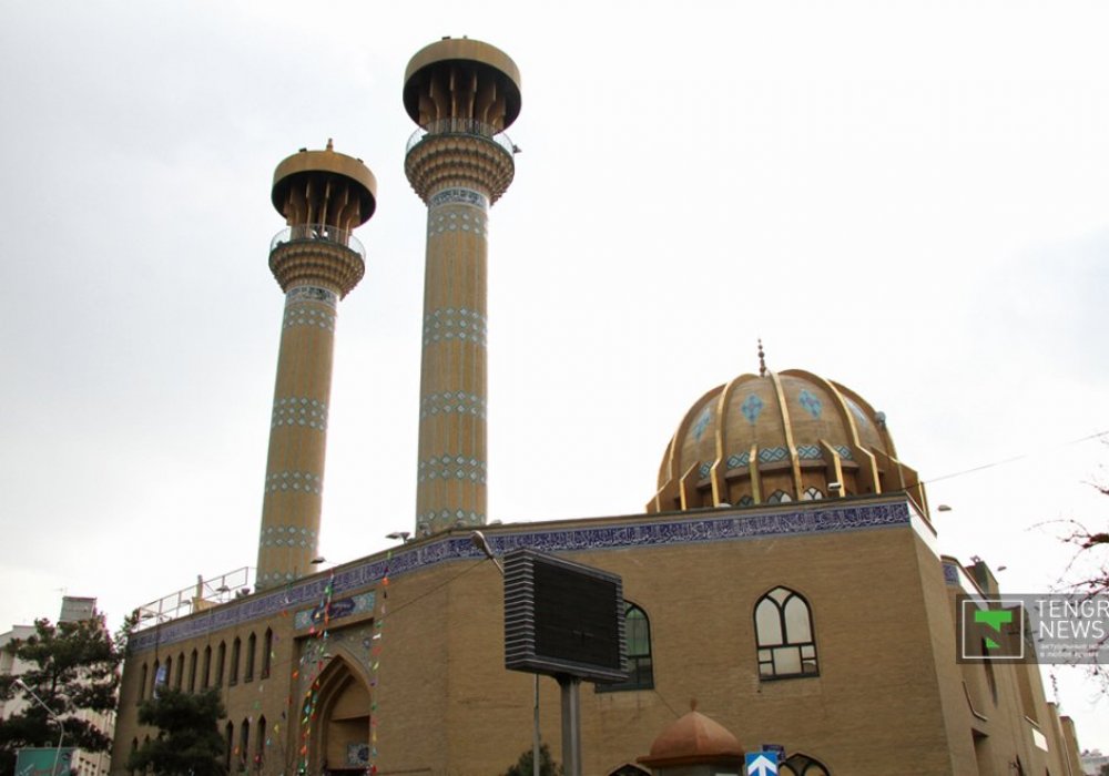 Конечно же, в городе есть и мечети. Как пояснили знакомые с местной жизнью люди, для иранцев важна практическая, если можно так сказать, задача строительства религиозных сооружений. То есть упор делается не на красоту, а на обеспечение необходимого места для молитв.