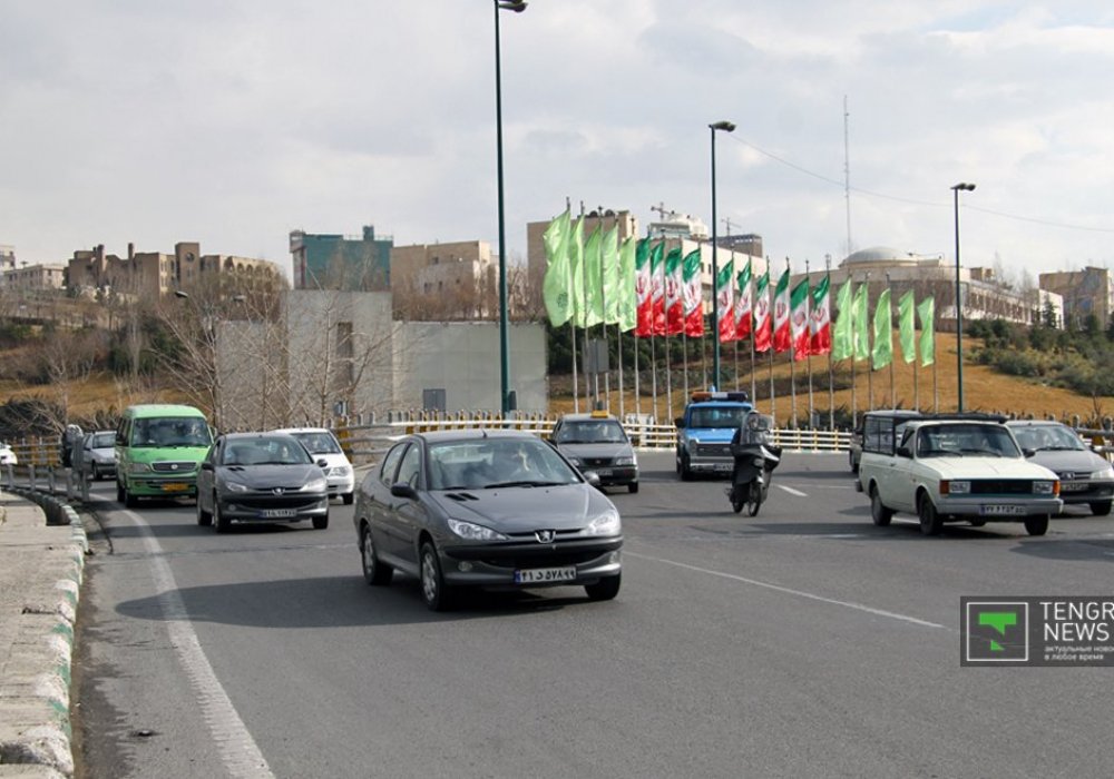 Стоит подчеркнуть местный патриотизм. Группы флагов Ирана при поездке по его столице встречаются довольно часто.