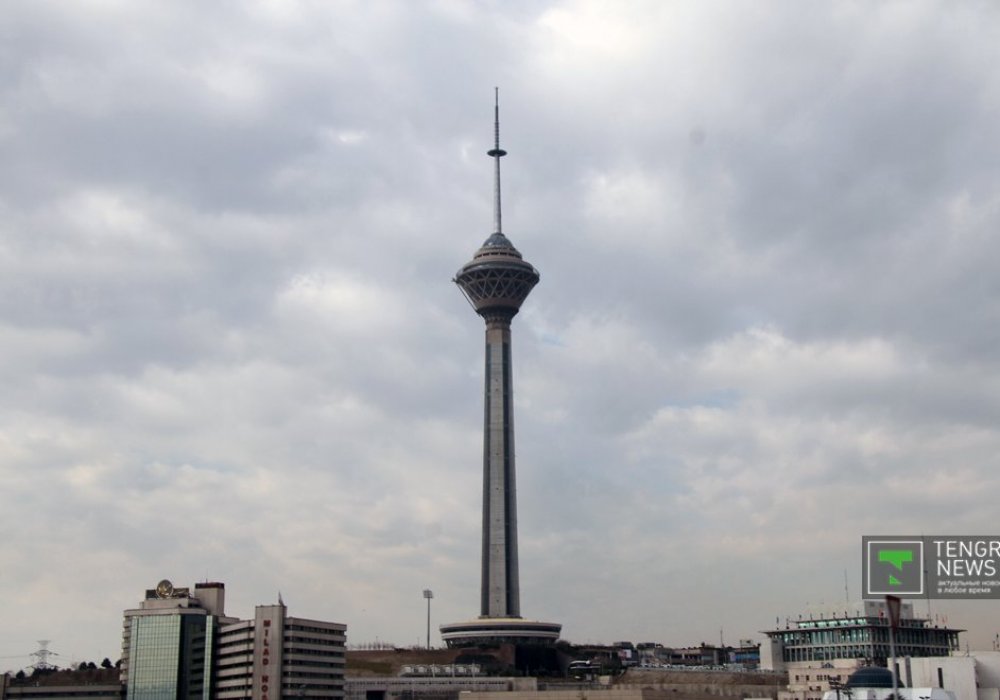 Но мы хотя бы смогли увидеть телебашню Бордже Милад - самое высокое здание в Иране. Ее крыша располагается на высоте в 315, а антенна - в 435 метров.