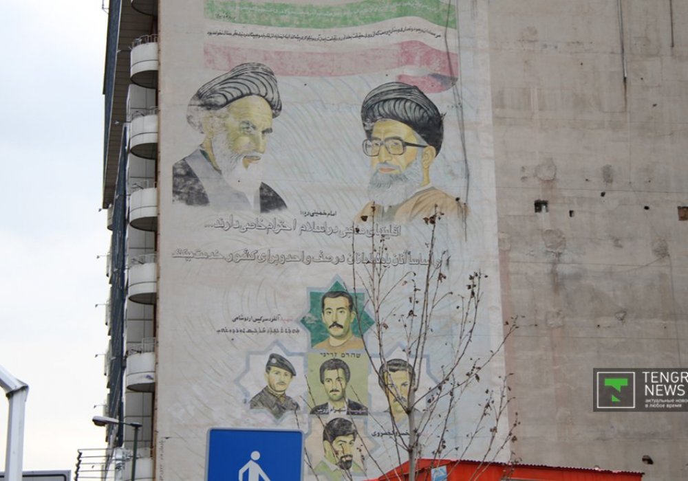 Его портреты часто встречаются в городе наряду с изображениями первого аятоллы Рухоллы Хомейни.