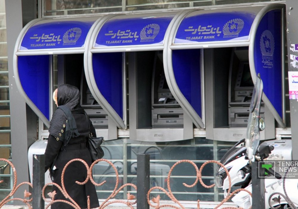Вопрос стоит только в подключении Ирана к системе SWIFT. А так, банкоматы многочисленных местных банков встречаются довольно часто.