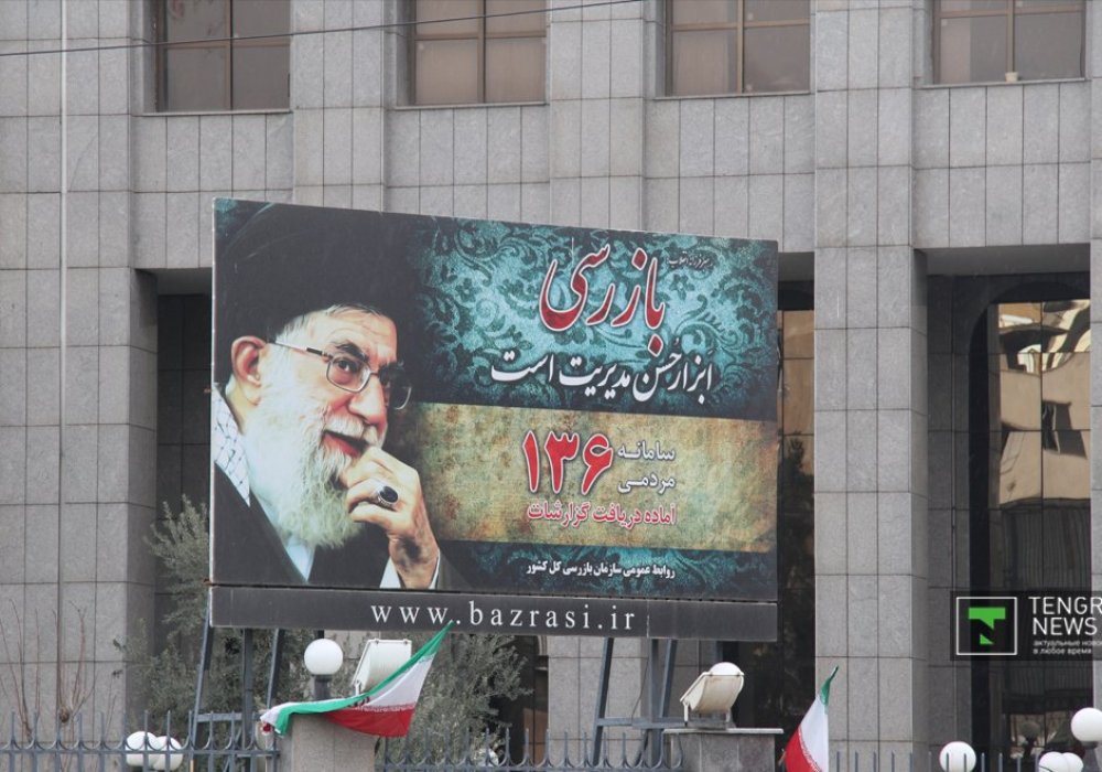 Но делаться это будет под кураторством аятоллы, второго Высшего руководителя Ирана Али Хаменеи. 