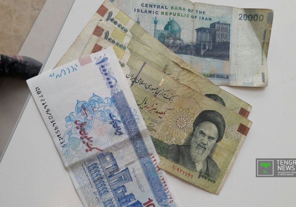 На курсе местного риала к тенге сказалась казахстанская девальвация.  Стоит отметить, что официальный курс доллара в Иране составляет около 30000 местных риалов. Но это по данным центрального банка.