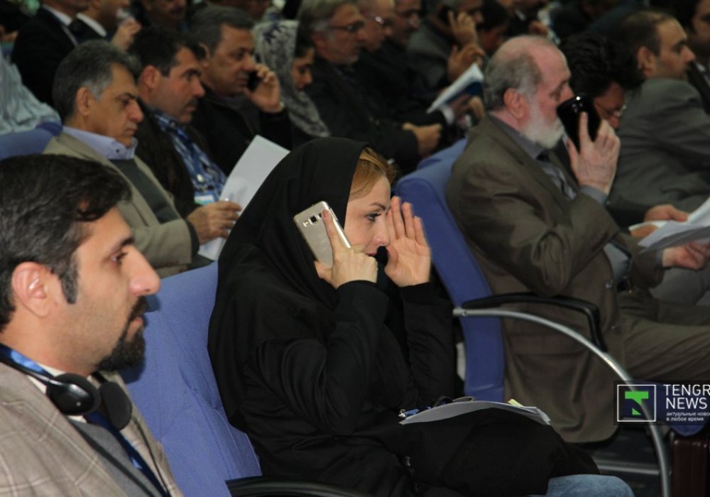 Среди иранских участников встречи были и женщины, что резко контрастирует с образом шариатской страны, сложившимся в СМИ.