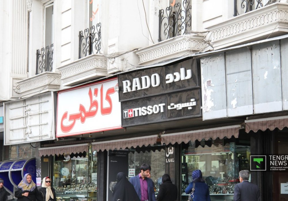 Зарубежные бренды в Тегеране есть, а покупка новинок прогресса в сфере техники или дорогих автомобилей не является для местных жителей диковинкой.