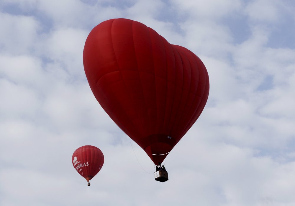 Воздушный шар в виде сердца. Латвия. © REUTERS/Ints Kalnins