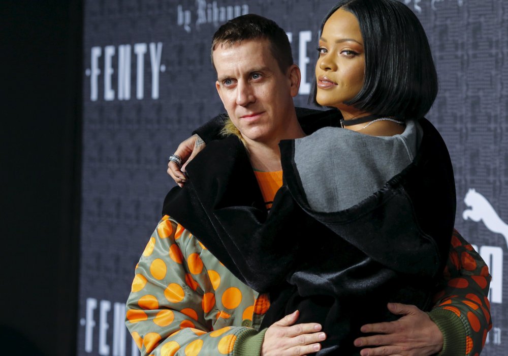 Модельер Джереми Скотт и Рианна перед показом коллекции Fenty PUMA by Rihanna. ©REUTERS