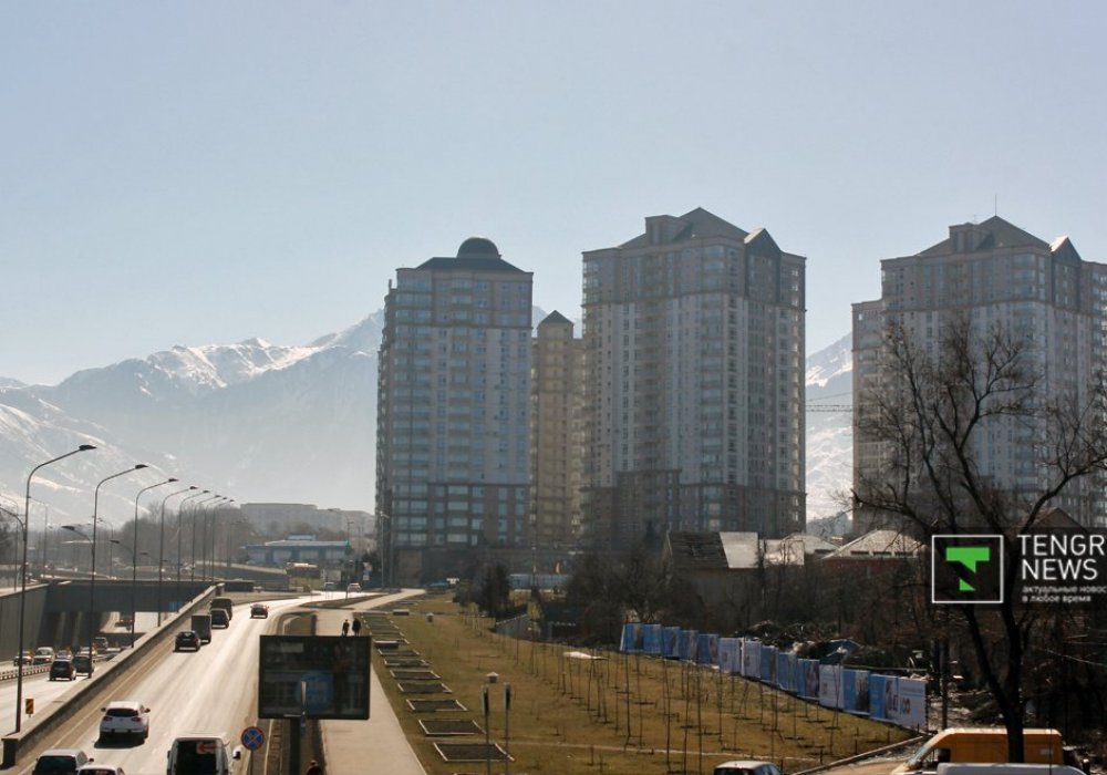 Однако в последние годы главную достопримечательность Алматы часто можно увидеть только в просветы между домами. 