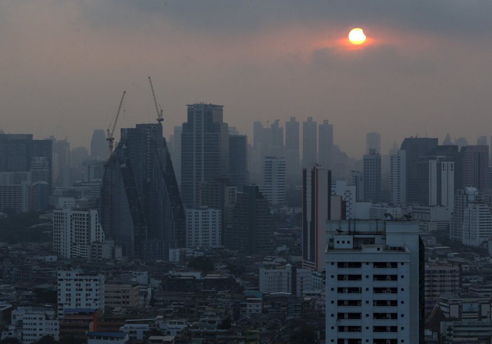 Частичное солнечное затмение. Бангкок, Таиланд. © REUTERS