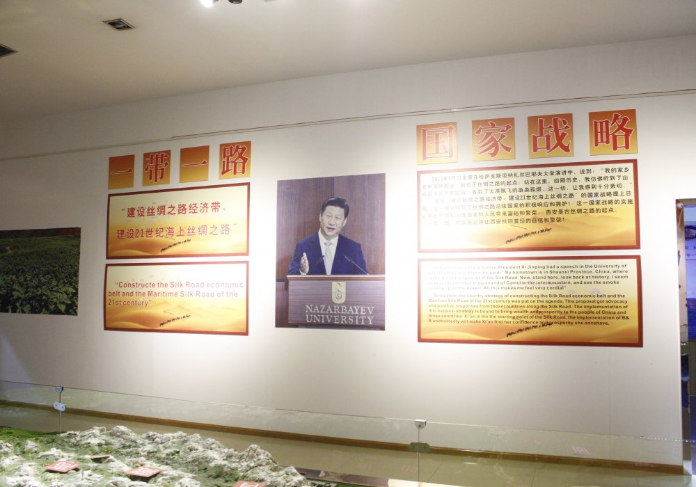 Портрет Си Цзиньпина во время выступления в Nazarbayev University висит на фабрике шелка в Китае. Роза Есенкулова ©
