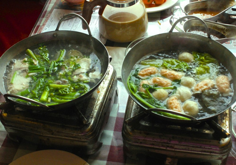 В ресторанах можно отведать рыбные, говяжьи супы с изобилием ароматной зелени. В среднем обед в Сиане стоит 2000 тенге. Роза Есенкулова ©