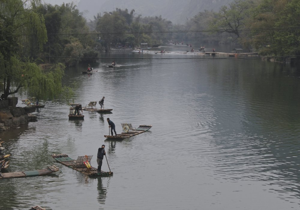 Встаньте на мосту и понаблюдайте за рыбаками, которые плывут на бамбуковых плотах. Фото Роза Есенкулова ©