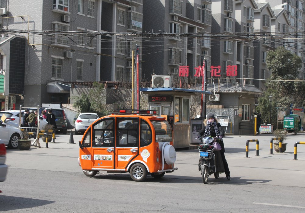 В Китае развита транспортная инфраструктура. Здесь много электрокаров, электроскутеров или вот таких маленьких авто. Для их вождения водительские права не требуются, но есть и ограничения - пользоваться таким транспортом могут только пожилые жители города. Роза Есенкулова ©