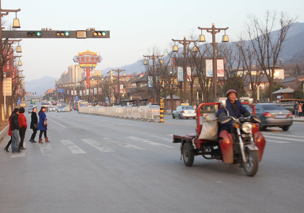 Можно прокатиться на таком трехколесном мотоцикле за 10 юаней. Роза Есенкулова ©