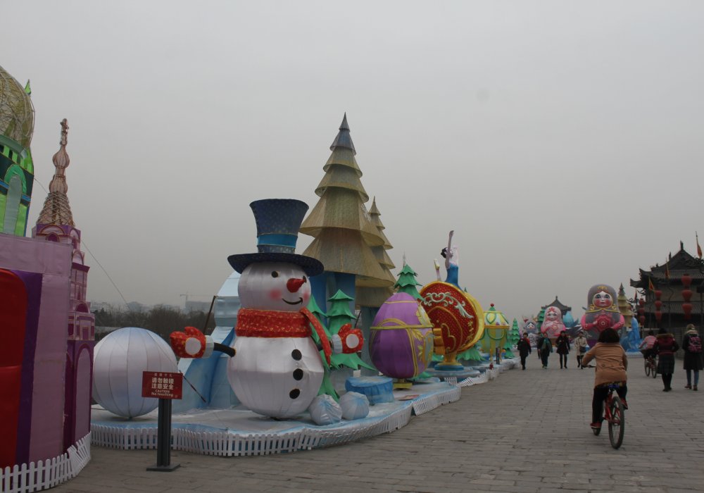 Инсталляции в честь китайского Нового года на городской стене. Роза Есенкулова ©