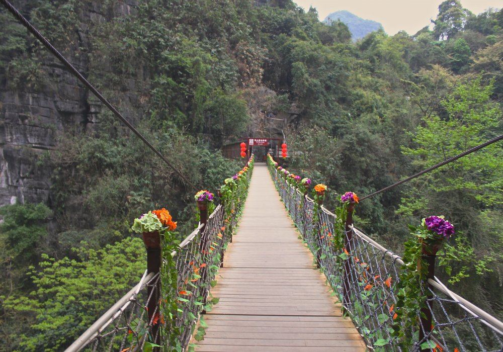 Можете подняться на необычный мост между двумя горами и почувствовать свежий ветер. Фото Роза Есенкулова ©