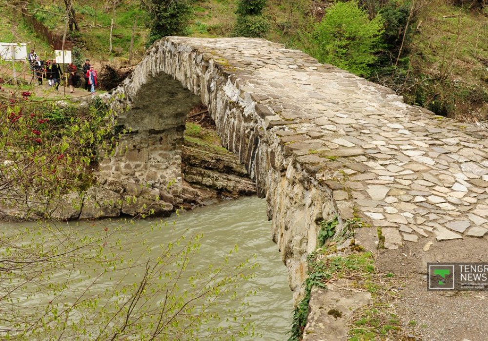 А вот еще один удивительный образчик зодчества древних. Мост, построенный при царице Тамаре более 800 лет назад.