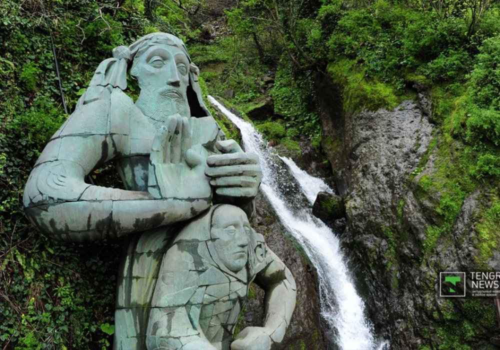 Скульптура Андрей Первозванный и Матфей у водопада. Водопад настоящий.