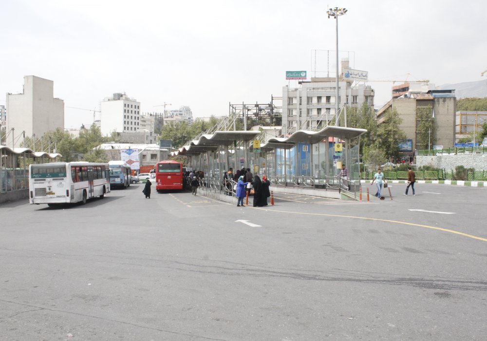 Условия для пешеходов также есть - Тегеран пронизывает линия БРТ с автобусными остановками и имеются довольно просторные тротуары.