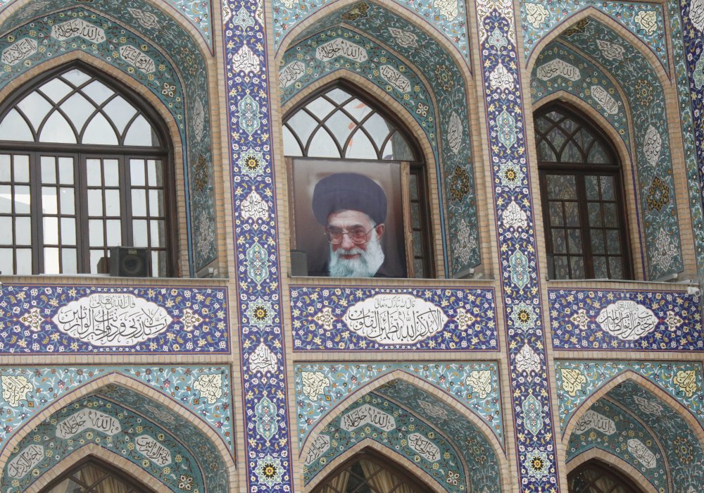 Естественно, здание украшено портретом великого Аятоллы Али Хаменеи.