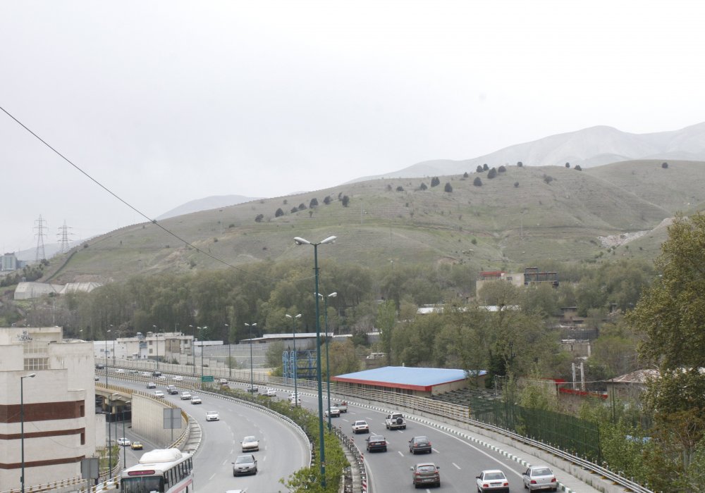 Население Тегерана превышает 8 миллионов человек. Поездка от аэропорта в южной части до гостиницы в северной заняла у нас больше часа - при том, что ехали по широкой магистрали практически без пробок.