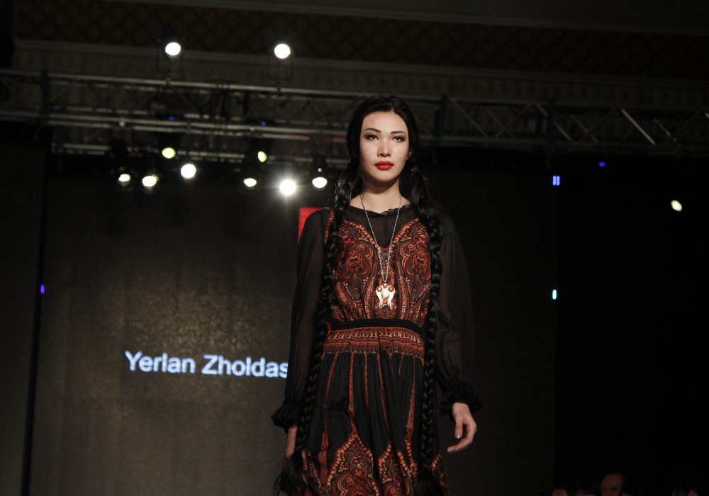 "Проекту Kazakhstan Fashion Week уже почти 12 лет. Когда все начиналось, казахстанских дизайнеров было очень мало. Главный посыл казахстанской "Недели моды" - это одеть наших соотечественников во все казахстанское, чтобы казахстанцы, которые любят моду и просто хорошую одежду, носили казахстанский бренд".