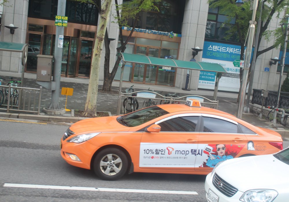 В Сеуле такси обычно вот такого, оранжевого цвета. Но есть и черные автомобили, предназначенные для междугородних и иных перевозок.