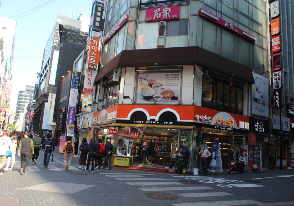 Магазины очков и линз также очень популярны. В Корее фирм по производству оптики большое количество. 