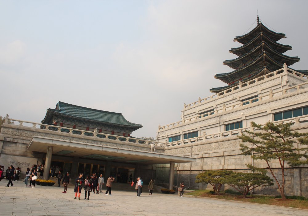 А это королевский дворец династии Чосон, расположенный в Сеуле. Дворец Кенбоккун был построен в 1395 году.